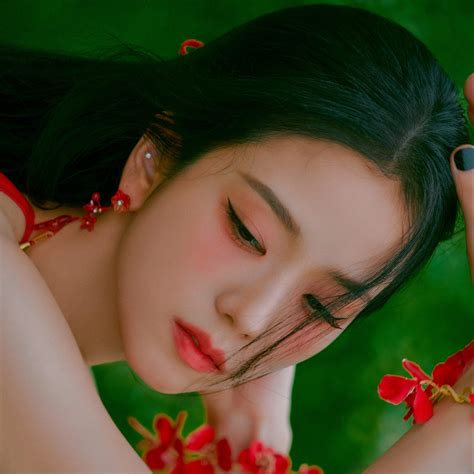 jisoo flower photoshoot